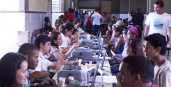 Servidores em atendimento à população no bairro de Pernambués, em Salvador.