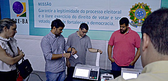 TRE-BA realiza auditoria das urnas que serão usadas na eleição do Bahia