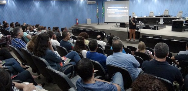 Servidores participam de palestra sobre Reforma da Previdência, ministrada por Anna Carla Fracal...