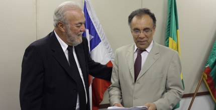 TRE-BA - TCM entrega relação de contas reprovadas Nesta segunda-feira (7/7), o Presidente do TRE-BA recebeu a relação do TCM com os gestores munic...