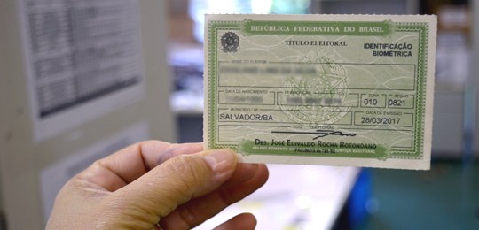 TRE-BA Título com identificação biométrica Eleitor pode conferir se já fez ou não a biometria; aqueles que já realizaram o procedimento pos...