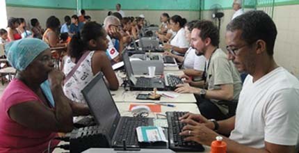 TRE-BA TRE perto de você em Mata Escura Servidores em atendimento durante o projeto TRE perto de você no bairro de Mata Escura