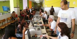 Colaboradores durante o projeto "TRE perto de você" no bairro de Periper, atendendo à população.