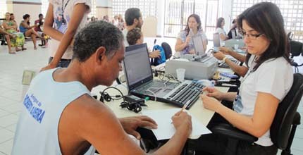 Atendimento do projeto "TRE Perto de Você" no bairro Boca do Rio em 2011