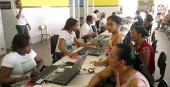 Atendimento prestado pelo projeto "TRE Perto de Você" aos eleitores do bairro Boca do Rio em 2011