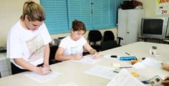 Na foto servidores do TRE-BA conferem os títulos de eleitor feitos durante uma etapa do Projeto ...
