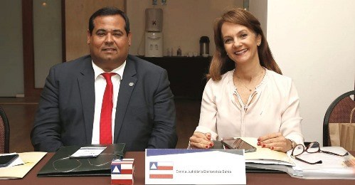 TRE-BA-Vice-diretor e servidora da EJE/BA participam do XV Codeje Vice-diretor e servidora da EJE/BA participam do XV Codeje