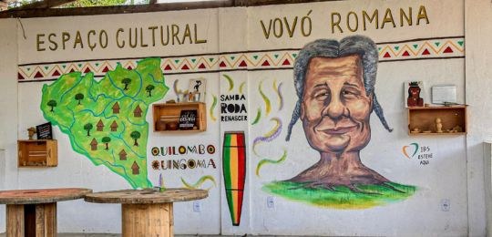 Pra todos verem: imagem 01 mostra um desenho em uma parede de um ambiente. Aparece o mapa do ter...