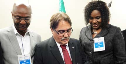 TRE-BA- Visita de americanos ao TRE/BA Parlamentar e, também, aluna da Texas Southern University, presenteando o ex-presidente do TRE-B...
