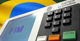 TRE-PB urna eletrônica com bandeira Urnas eletrônica com a bandeira nacional de plano de fundo.
