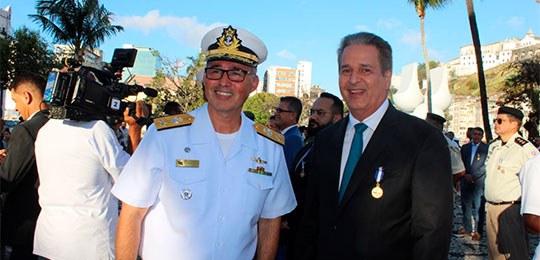 Vice-presidente do TRE-BA é agraciado com a medalha “Amigo da Marinha” Vice-presidente do TRE-BA é agraciado com a medalha “Amigo da Marinha”