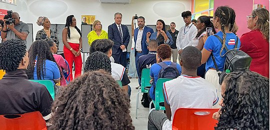Voto jovem: presidente do TRE-BA visita atendimento itinerante da Justiça Eleitoral nas escolas Voto jovem: presidente do TRE-BA visita atendimento itinerante da Justiça Eleitoral nas escolas