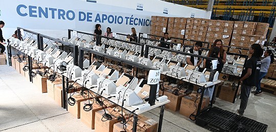 Fotografia em ambiente interno do Centro de Apoio Técnico (CAT) do Tribunal Regional Eleitoral d...