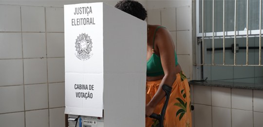 Eleitoras e eleitores devem permanecer nas seções somente pelo tempo necessário ao exercício do ...