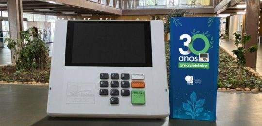Protótipo gigante da urna eletrônica instalado na abertura da exposição